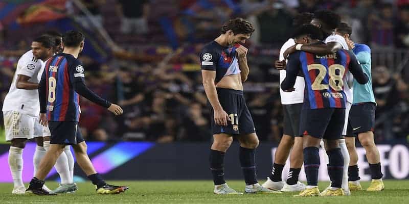 Lewandowski chưa thể giúp đội bóng Barca vơi được "nỗi nhớ" M10 9 Thất bại tại C1 khiến các Cules nhớ về Messi hơn