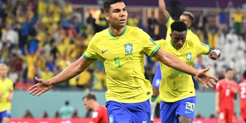 Casemiro tỏa sáng ở phút 83, giúp Brazil vươn lên dẫn đầu bảng G